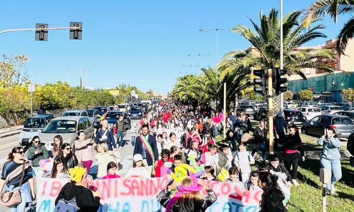 Siracusa, alla Marcia per i diritti dell’infanzia anche un bimbo down: ufficio istruzione ammette il piccolo Ruben