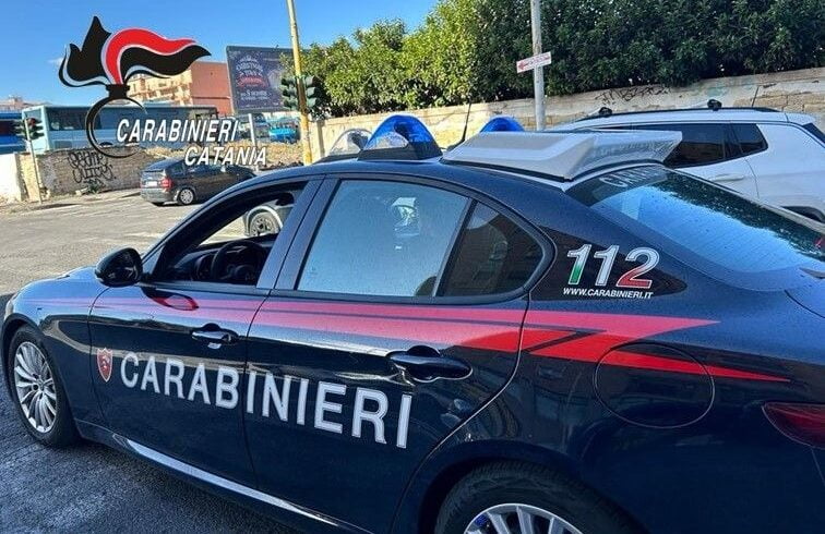 Catania, guida contromano e poi tenta fuga all’alt dei Carabinieri: 38enne arrestato