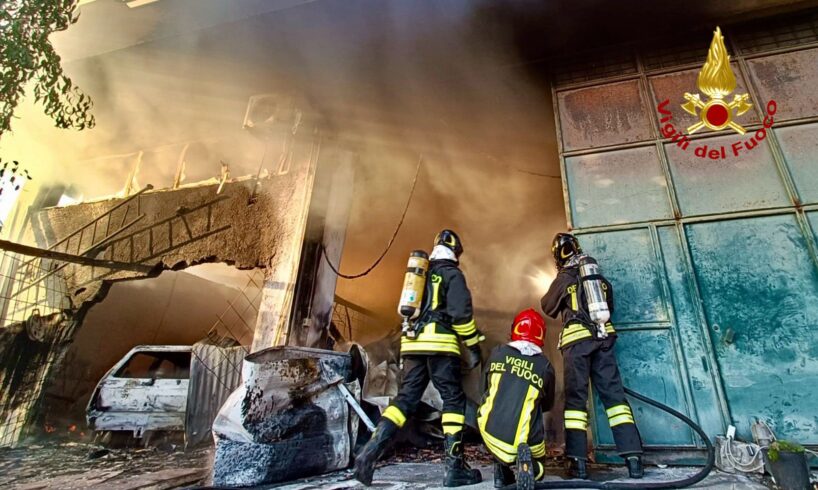 Santa Venerina, incendio in garage danneggia un’auto e un camion: cause da accertare