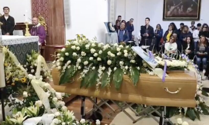 A Solarino i funerali di Chiara: “Si può essere saggi anche a 18 anni. E’ una fiaccola che ha brillato”