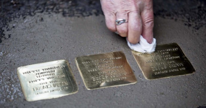 Roma, oltraggiate 4 pietre d’inciampo dedicate a vittime della Shoah: preoccupano atti di antisemitismo in Europa