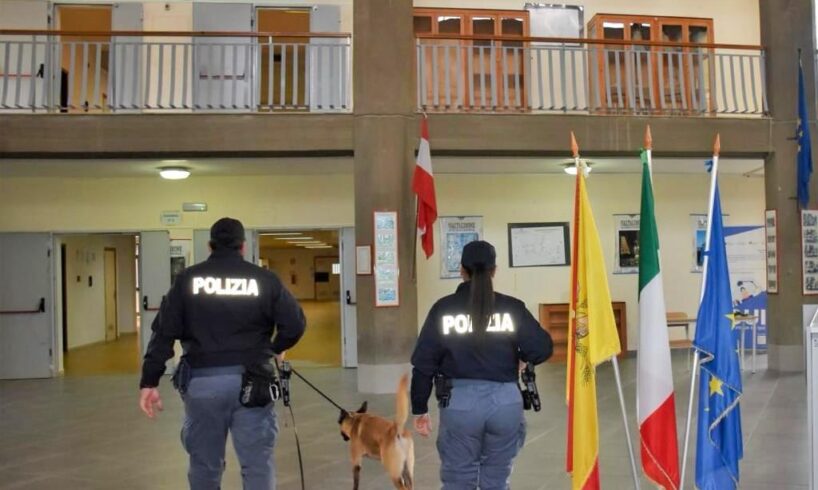 Caltagirone, cani antidroga ispezionano le aree esterne delle scuole: in un bagno trovato uno spinello