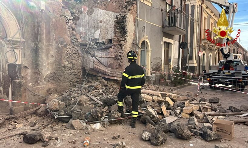 Catania, crolla vecchio edificio disabitato in via Gramignani: Vigili del fuoco mettono in sicurezza (VIDEO)