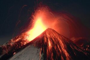 L’Etna dà spettacolo con una fontana di lava: normale attività per l’Ingv