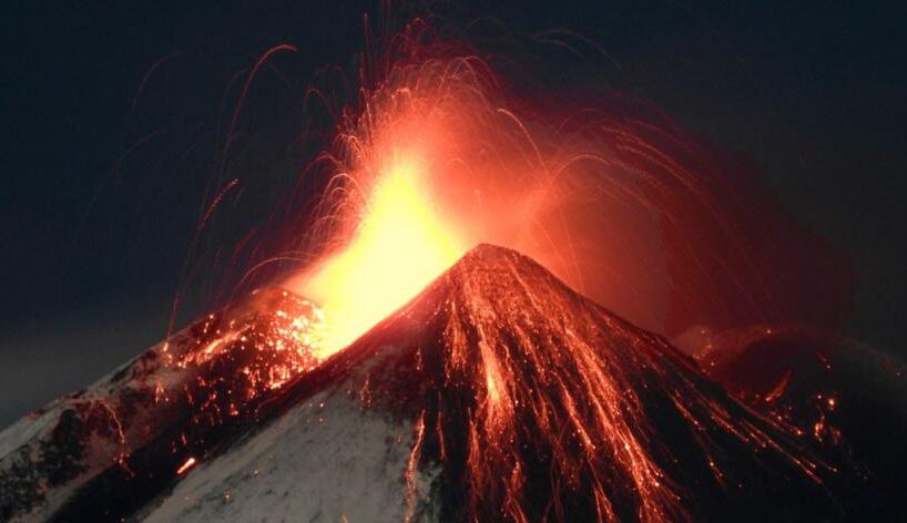 L’Etna dà spettacolo con una fontana di lava: normale attività per l’Ingv