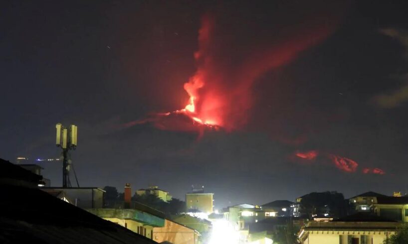 L’Etna si quieta dopo i “fuochi d’artificio”: ricadute di cenere segnalate a Fiumefreddo, Calatabiano e Giardini Naxos