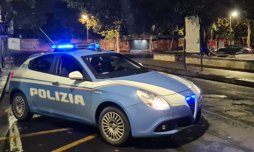 Catania, minaccia i passanti con lunghi chiodi d’acciaio davanti al centro commerciale: 35enne denunciato