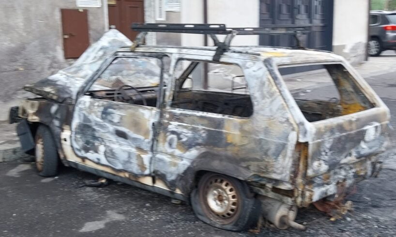 Paternò, incendio distrugge una vecchia Fiat Panda: era parcheggiata in via dello Stadio