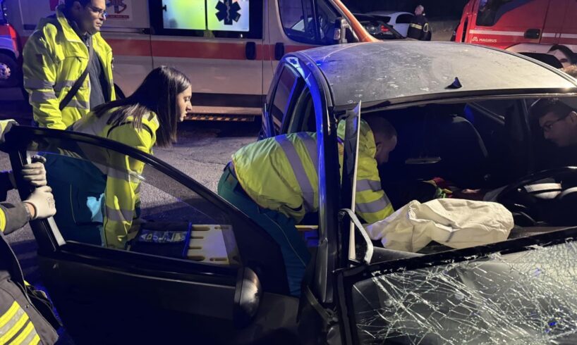 Biancavilla, tre feriti in un incidente stradale in via Mons. Calaciura: Ford va a sbattere contro il muretto