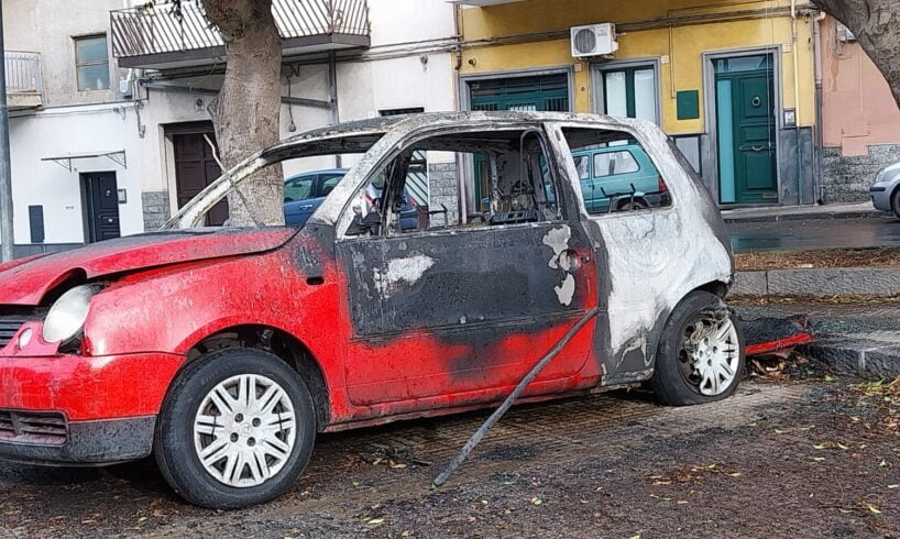 Paternò, auto bruciata in via Gaudio: probabile matrice dolosa