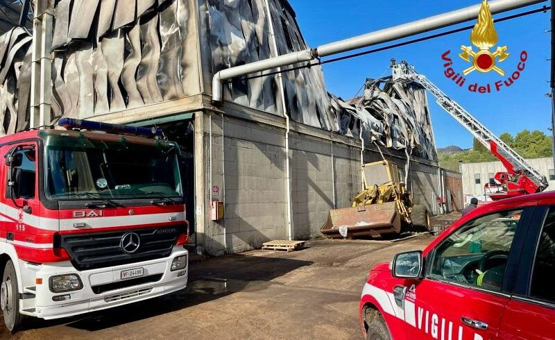 Caltagirone, oleificio in fiamme da ieri sera: incerte le cause del rogo