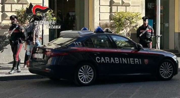 Catania, la placca antitaccheggio ‘rovina’ lo shopping natalizio in via Etnea: denunciati 2 giovani ladri