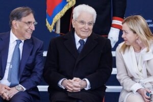 Natale in famiglia per i politici italiani: Mattarella decide tra Roma e Palermo e La Russa medita una sortita a Paternò