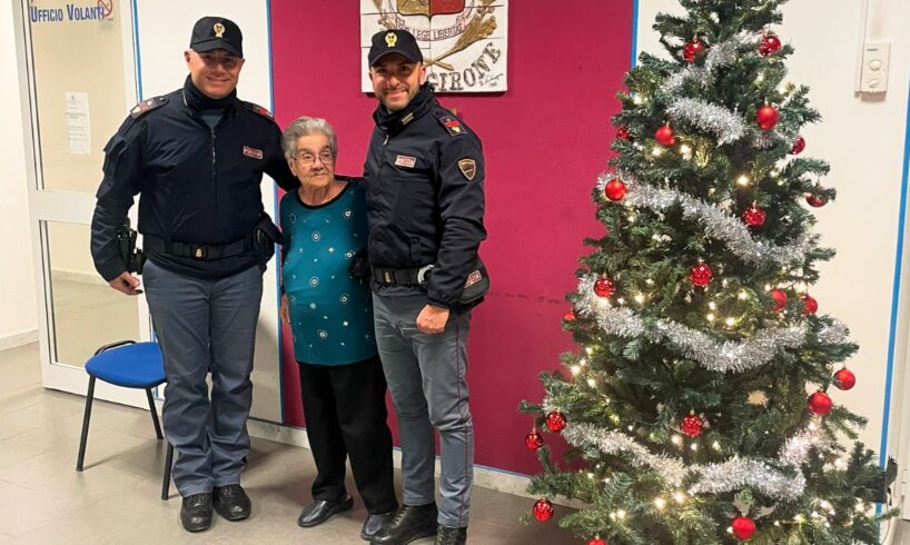 Caltagirone, anziana si smarrisce per le vie cittadine: poi fa la foto con gli agenti che l’aiutano a tornare a casa