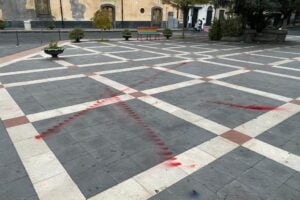 Paternò, Piazza Umberto imbrattata di rosso: ignoti gli autori dell’ennesimo atto vandalico