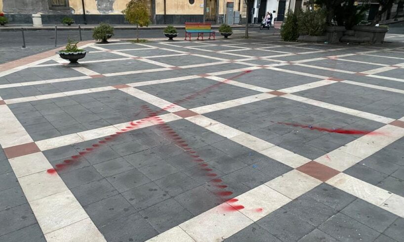 Paternò, Piazza Umberto imbrattata di rosso: ignoti gli autori dell’ennesimo atto vandalico