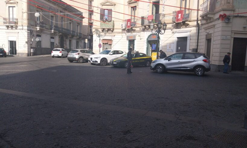 Paternò, in Piazza Regina Margherita posti di blocco della GdF per il controllo di auto e mezzi