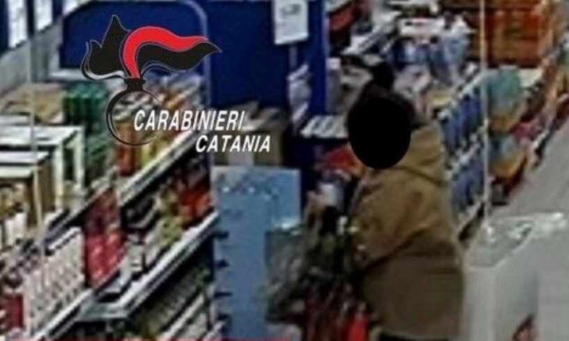 Paternò, donna di 29 anni di Adrano ruba liquori costosi in un supermercato: il complice è un 52enne di Biancavilla. Arrestati