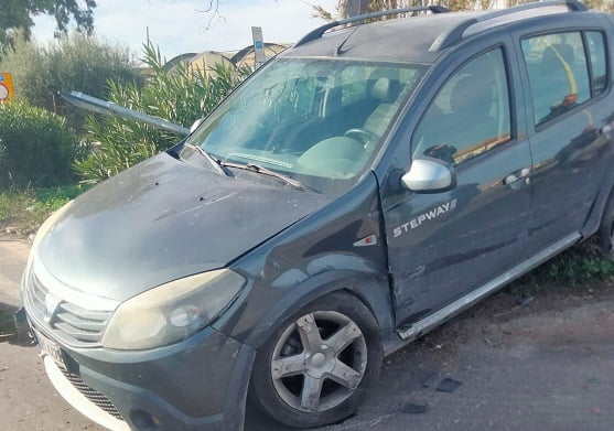 Paternò, due auto si scontrano tra le provinciali 15 e 77: una Dacia finisce sulla rotatoria