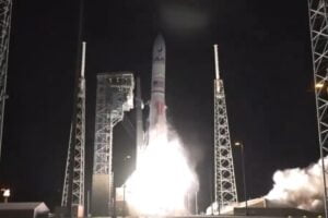 È decollato da Cape Canaveral in Florida il razzo Vulcan che trasporta il lander lunare Peregrine. Si tratta del primo lander lunare robotico commerciale partito dallo Space Launch Complex-41. Gli Stati Uniti tornano quindi a puntare alla Luna dopo oltre mezzo secolo e il Vulcan sarà la prima navicella spaziale americana ad atterrare sulla Luna dopo l'Apollo 17 nel 1972. Il suo arrivo sul suolo lunare è previsto per febbraio. «Tutto sembra a posto», ha afferma il responsabile del controll della o missione, aggiungendo che la pressione idraulica e quella della camera sono buone su entrambi i motori. Si tratta del primo veicolo privato che atterrerà sul nostro satellite e rientra nel programma commerciale promosso dalla Nasa.