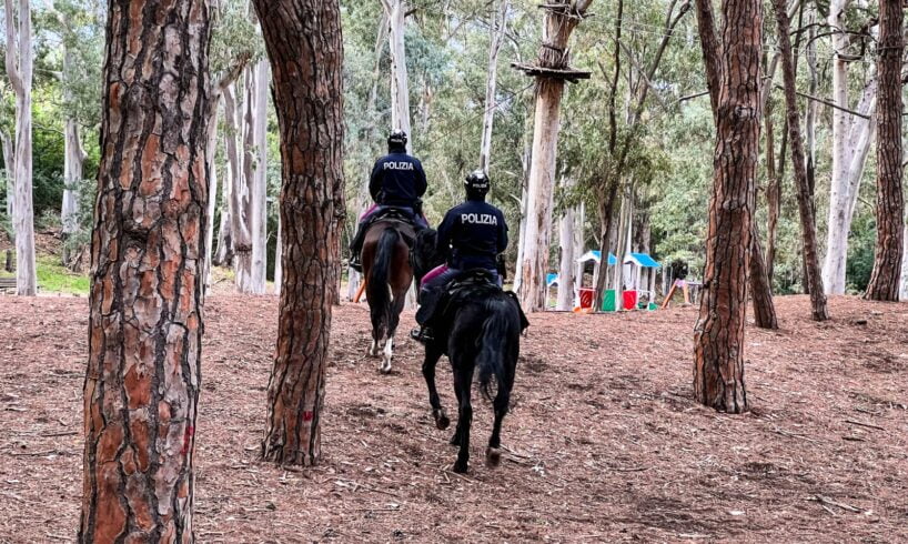 Catania, davanti alla pompa di benzina 34enne ruba i soldi del pieno ad automobilista: arrestato dai poliziotti a cavallo