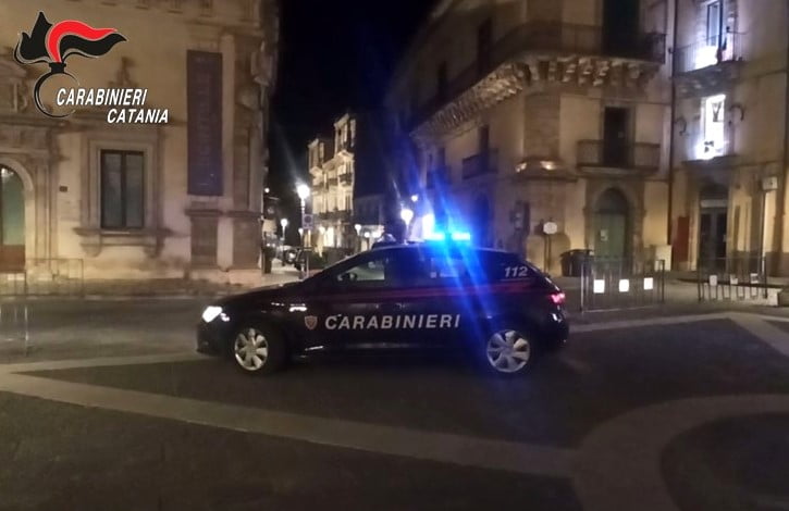 Caltagirone, 23enne ruba 46 confezioni di pasta adesiva per dentiera: arrestato