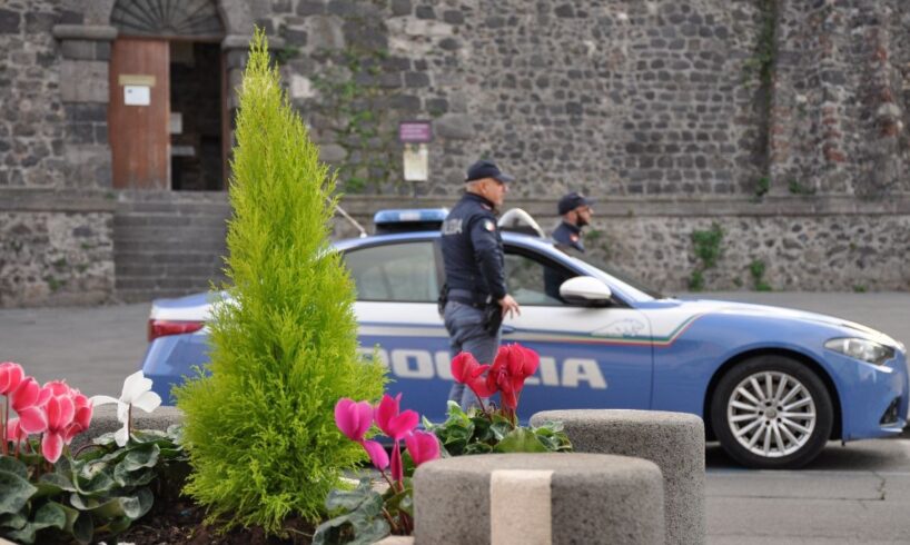 Adrano, 25enne ruba un borsello nella sagrestia della chiesa: denunciato