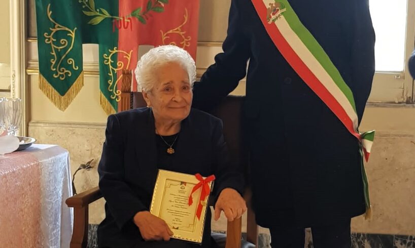 Belpasso, Nonna Angela festeggia i 100 anni nell’aula consiliare: gli auguri del sindaco