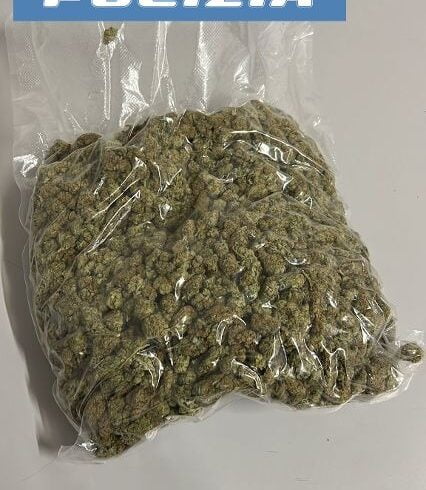 Catania, due giovani di Paternò arrestati per possesso di droga: nell’auto avevano 2 kg di marijuana