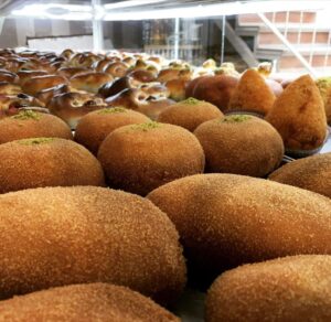 L’azienda “Mizzica” di Adrano produrrà la torta per ‘Casa Sanremo’: per il popolo del Festival anche dolci e rosticceria “Made in Sicily”