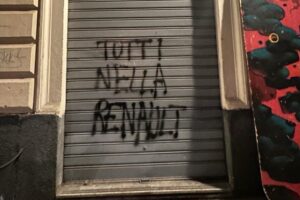 Catania, ignoti lasciano scritta “Tutti nella Renault” sulla sede della Dc di Piazza Bellini