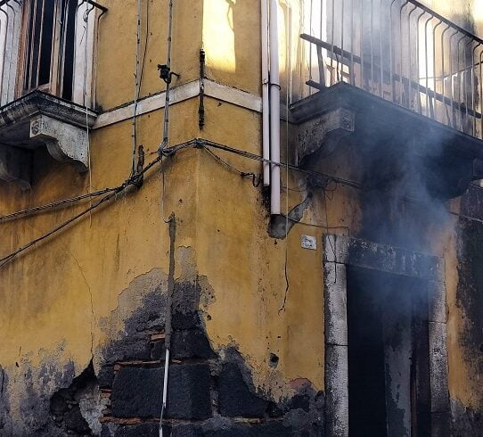 Adrano, in fiamme casa disabitata del quartiere San Filippo: incerta la matrice del rogo