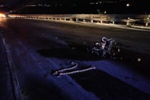 Paternò, auto sbatte contro il muretto lungo Corso Italia: 3 giovani feriti non gravi