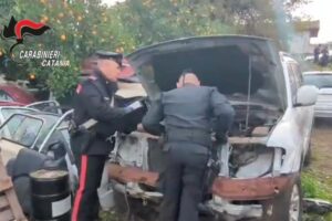 Aci S. Antonio, sequestrata discarica abusiva: trovati pezzi di ricambio e auto cannibalizzate. Denunciati i proprietari