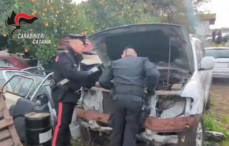 Aci S. Antonio, sequestrata discarica abusiva: trovati pezzi di ricambio e auto cannibalizzate. Denunciati i proprietari