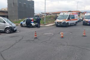 Paternò, scontro tra due auto lungo corso Marco Polo: 4 feriti in ospedale