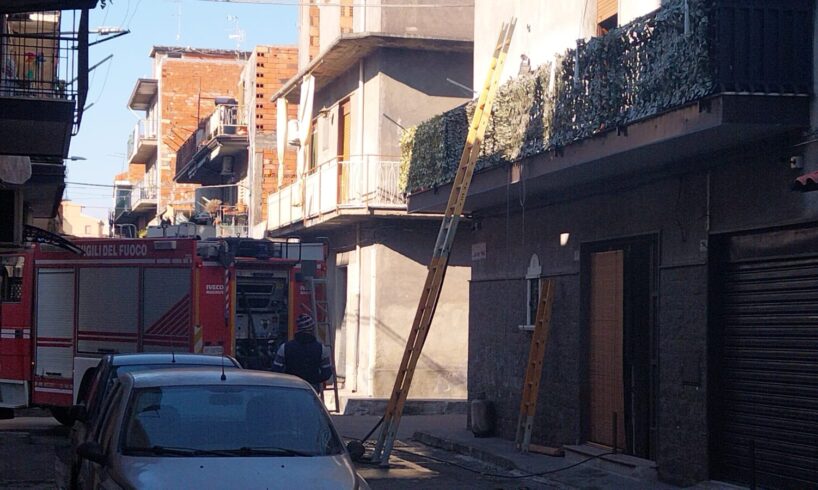 Paternò, incendio in un'abitazione in via Abate Meli. Anziana salvata dal nipote