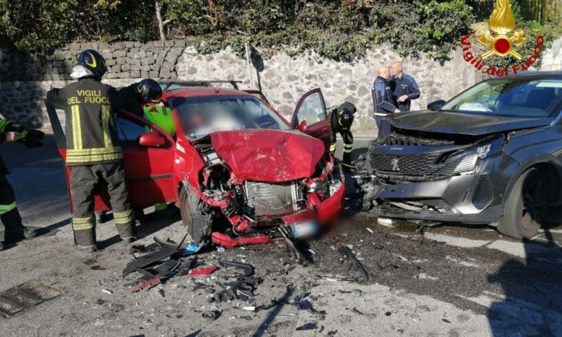 Aci Catena, scontro tra due auto in via Nizzeti: 67enne estratta dall’abitacolo in codice rosso al ‘Cannizzaro’