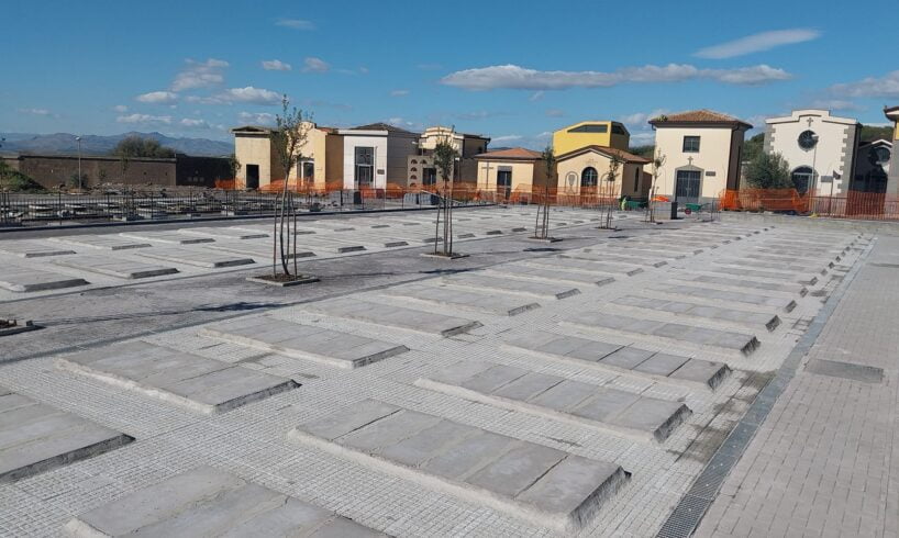 Paternò, verso il completamento le 310 tombe del cimitero di via Balatelle: Comune ufficializza la consegna