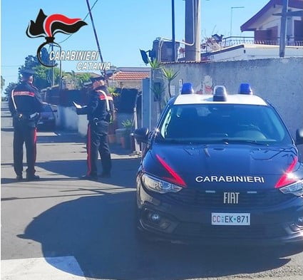 Catania, rubano cibo ed elettrodomestici in una villa di via Ippocampo: 30enne e 50enne ai domiciliari con braccialetto