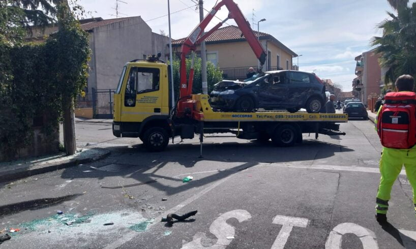 Belpasso, due auto si scontrano tra le vie Gramsci e Moro: feriti gli occupanti