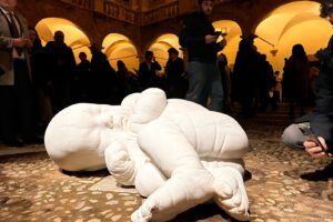 Al Cortile Maqueda di Palermo l’installazione Look Down dello scultore Jago: l’arte guarda ai più fragili