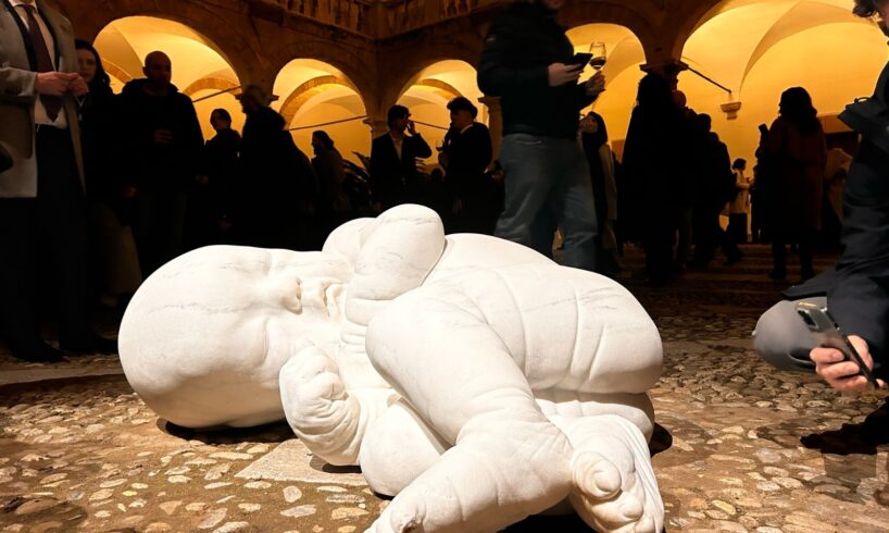 Al Cortile Maqueda di Palermo l’installazione Look Down dello scultore Jago: l’arte guarda ai più fragili