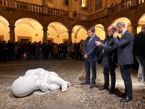 Al Cortile Maqueda di Palermo l’installazione Look Down dello scultore Jago: l’arte guarda ai più fragili