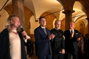 Al Cortile Maqueda di Palermo l’installazione Look Down dello scultore Jago: l’arte guarda ai più fragili