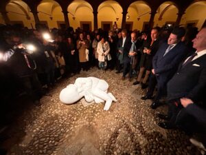 Al Cortile Maqueda di Palermo l’installazione Look Down dello scultore Jago: l’arte guarda ai più fragili