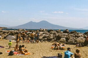 Folla di bagnanti sulle spiagge di Napoli: in Sicilia situazione critica per la siccità