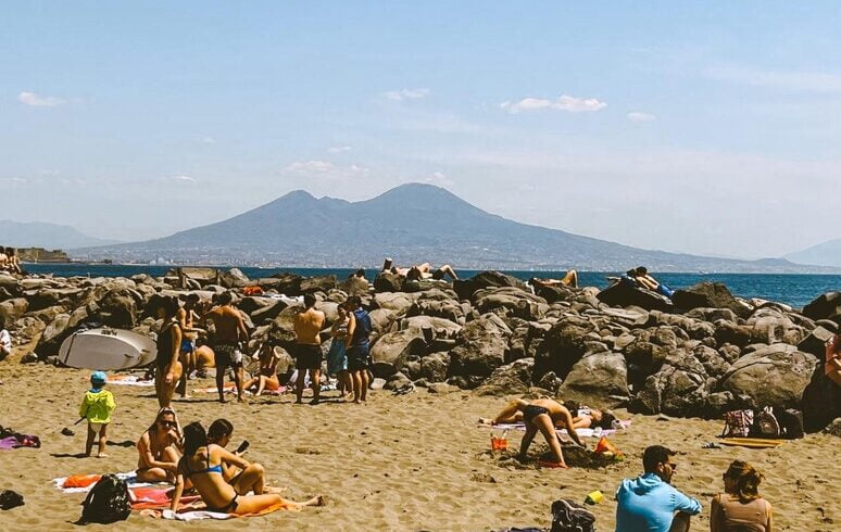 Folla di bagnanti sulle spiagge di Napoli: in Sicilia situazione critica per la siccità