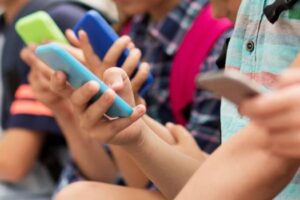 Ddl all’Ars per vietare ai bambini uso del telefonino e dispositivi digitali: domani la presentazione