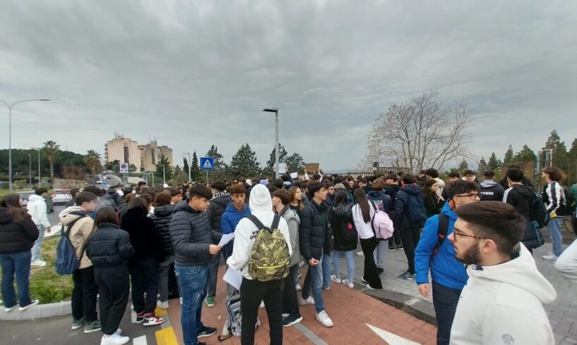 Paternò, la denuncia degli studenti: ”Topi e blatte nel liceo Enrico Fermi”. Città Metropolitana fa eseguire derattizzazione